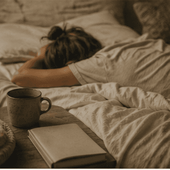 Усталый отдых с книгой и чашкой чая